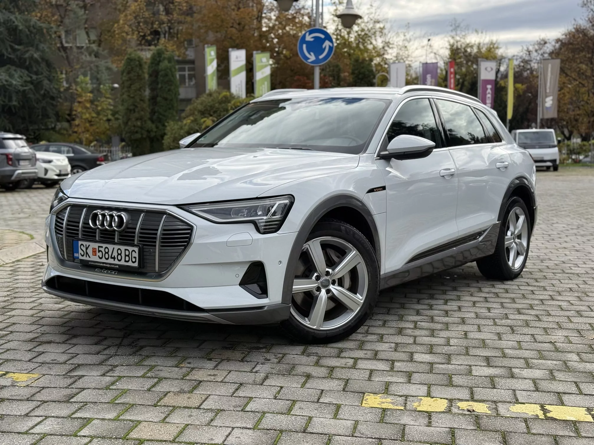 Audi-etron#